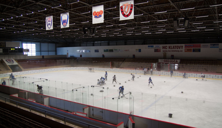 Zimák se po nehodě opět otevřel bruslařům, kvůli úniku čpavku tam zasahovali hasiči