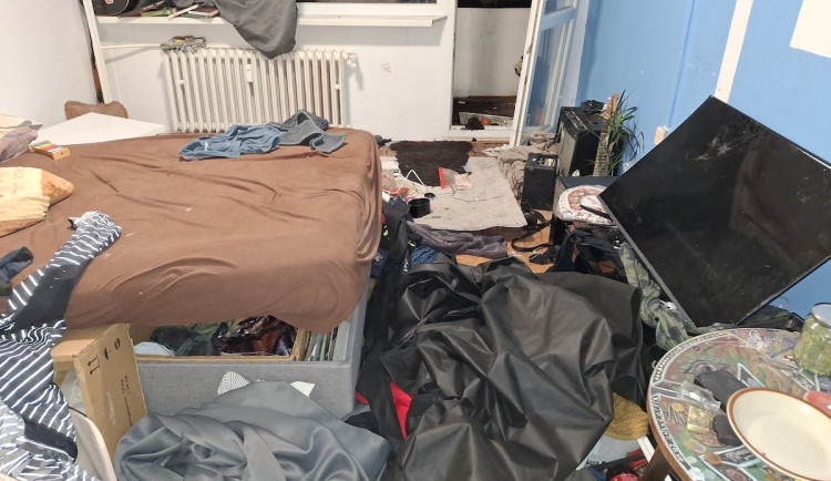 Muž na lysohlávkách nadýchal skoro dvě promile. Řádil v bytě, házel věci z balkonu