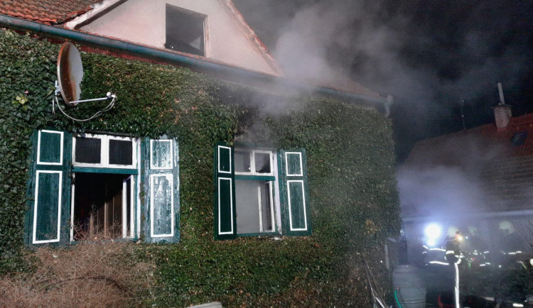 Dva lidé se zranili při nočním požáru domu. Na místě zasahoval i záchranářský vrtulník