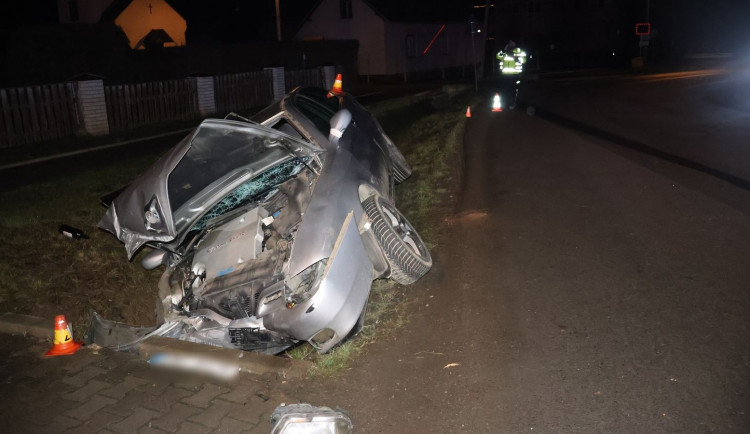 V Nové Hradečné u mateřské školy auto vyletělo ze silnice. Řidič měl dvě promile