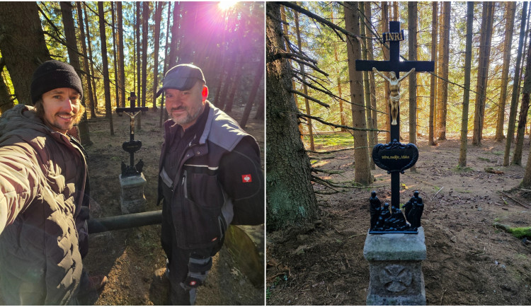 Nadšenec ze Šumavy našel zbytky starého podstavce pod kříž a nechal ho obnovit