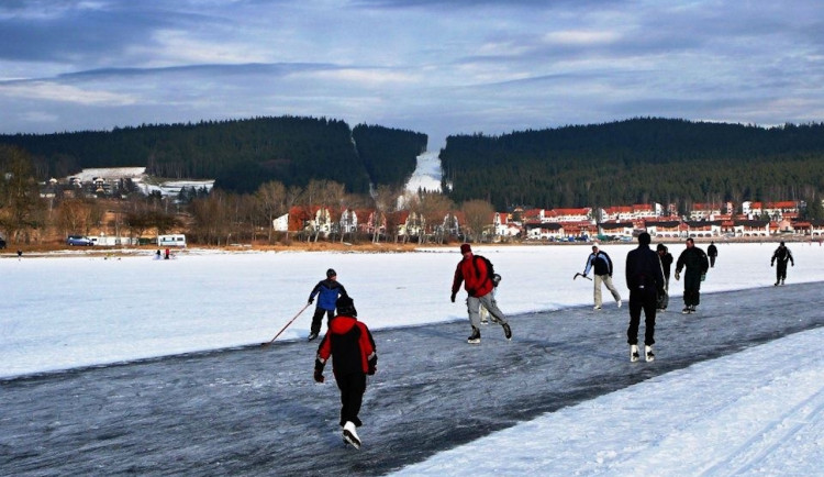 Nedočkaví bruslaři vyrazili na Lipno příliš brzy. Led má jen pár centimetrů