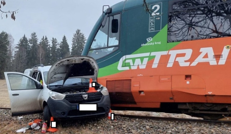 Na železničním přejezdu v Lenoře došlo k tragické nehodě, na místě zasahují všechny záchranné složky