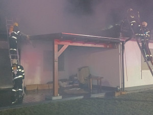 Požár vánočního stromku zničil rodinný dům v Chotovinách. Škoda půjde do milionů