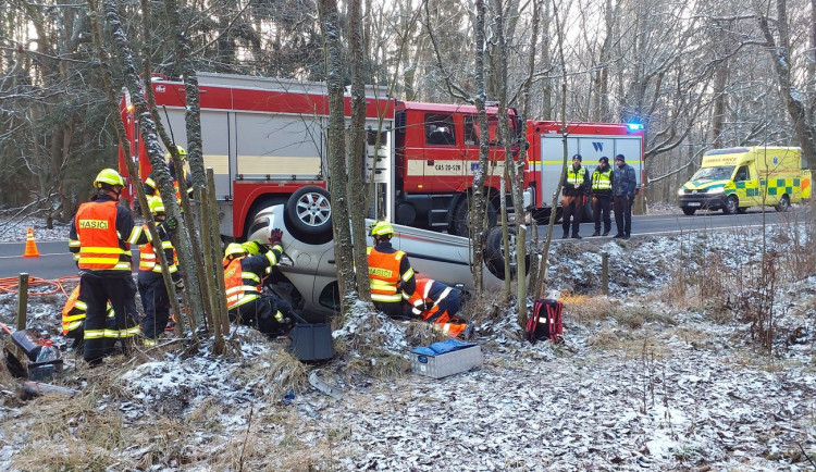 Řidičku zaklíněnou v převráceném autě vyprošťovali hasiči u Bochova