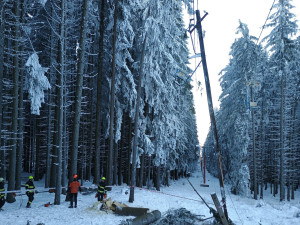 Na Kleti spadl strom na lanovku, těsně minul dva turisty