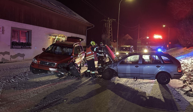 Požáry i nehody. Hasiči v Libereckém kraji měli o svátcích skoro sedmdesát výjezdů