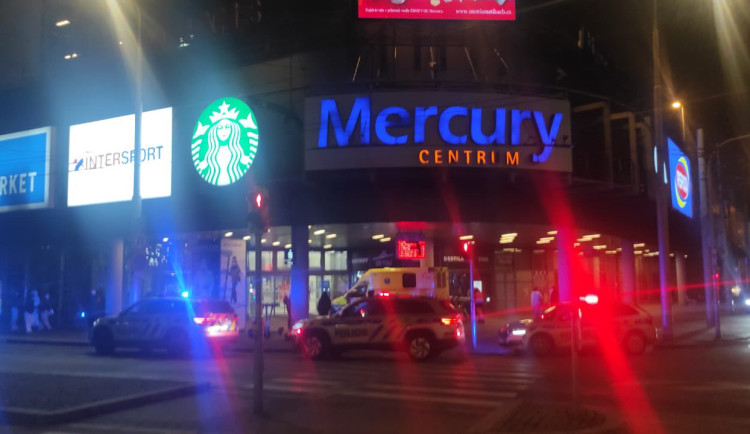 Agresivní muž ohrožoval lidi v obchodním centru Mercury, zpacifikoval ho policista v civilu