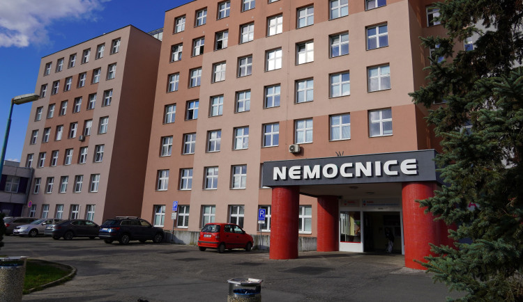 PŘEHLED: Otvírací doba úřadů, jak bude jezdit MHD, kam na pohotovost na konci roku?