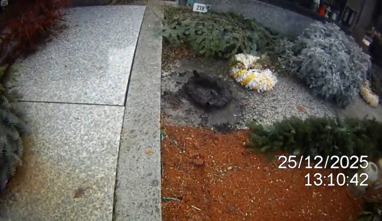 Strážníci o svátcích zasahovali na hřbitovech. Hasili věnec a pustili zamčené návštěvníky