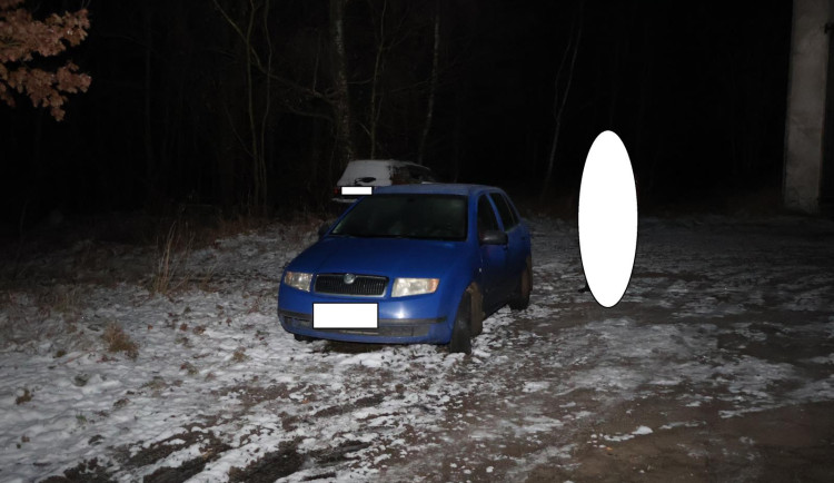 Skoro tři promile za volantem. Muž bez řidičáku narazil do zaparkovaného auta