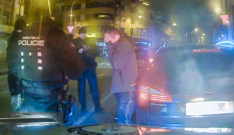 Od čerpací stanice odjel opilý muž, dozvěděli se strážníci. A pak rozjeli velkou akci