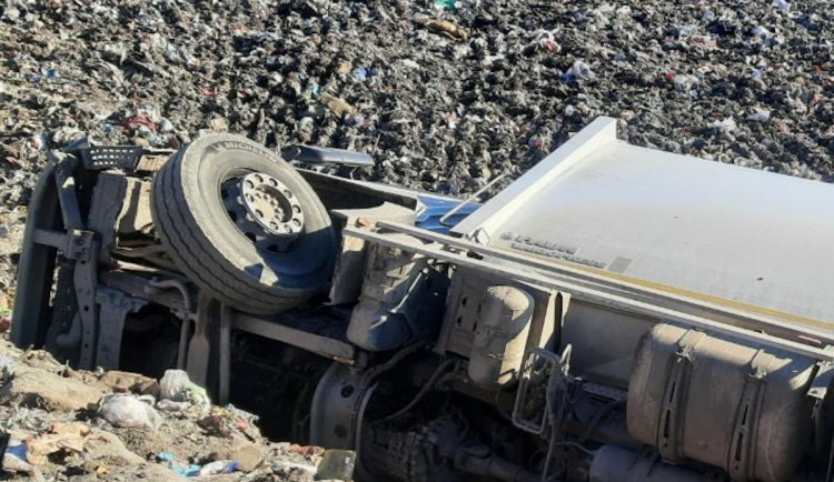 Na Jindřichohradecku se převrátilo popelářské auto. Spolujezdec zemřel