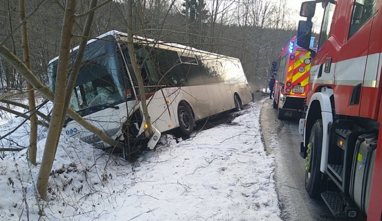 U Větřní boural autobus. Silnice bude kvůli vyprošťování uzavřená