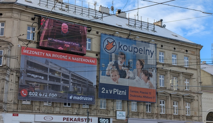 Město omezuje reklamní smog. Zmizí obří plachty i zářivé obrazovky