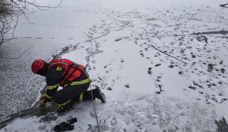 Znepokojivé měření hasičů. Led na rybnících je stále tenký, bruslení je nebezpečné