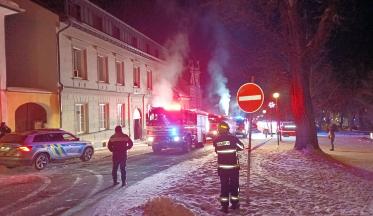 Při hašení požáru sauny na Českokrumlovsku se zranilo pět hasičů