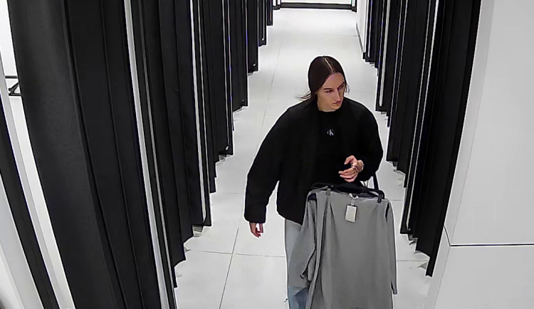 V Olomouci někdo ukradl dámské oblečení za 11,5 tisíce korun. Policie pátrá po neznámé ženě