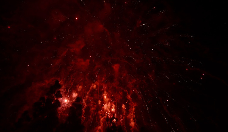 Muži v Budějovicích vybouchla pyrotechnika v rukou