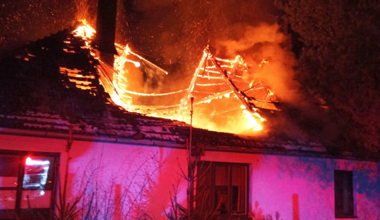 Hasiči likvidují požár domu na Trhosvinensku