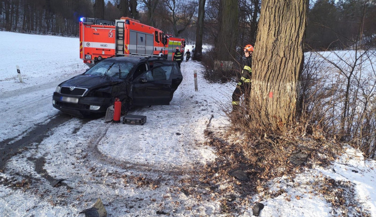 U Rudice se v sobotu zranila řidička, nezvládla sníh a narazila do stromu
