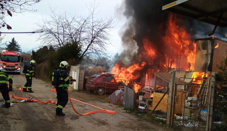 Hasiči v Budějcích likvidují požár zahradní chatky