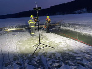 Čtyřkolka, která připravovala bruslařskou dráhu na Lipně, se propadla pod led