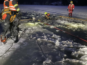 Čtyřkolka, která připravovala bruslařskou dráhu na Lipně, se propadla pod led