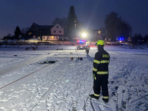 Čtyřkolka, která připravovala bruslařskou dráhu na Lipně, se propadla pod led