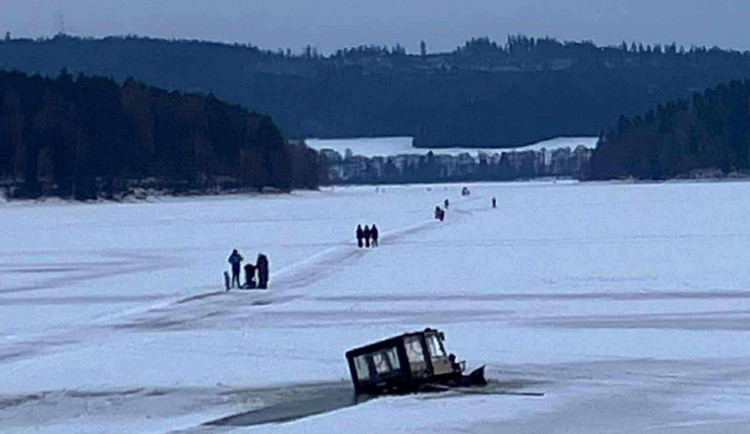 Čtyřkolka, která připravovala bruslařskou dráhu na Lipně, se propadla pod led