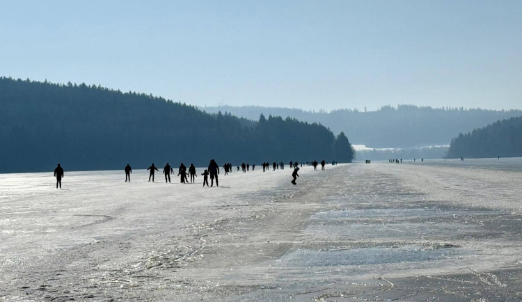 Na některých místech lipenské přehrady začala úprava bruslařské magistrály