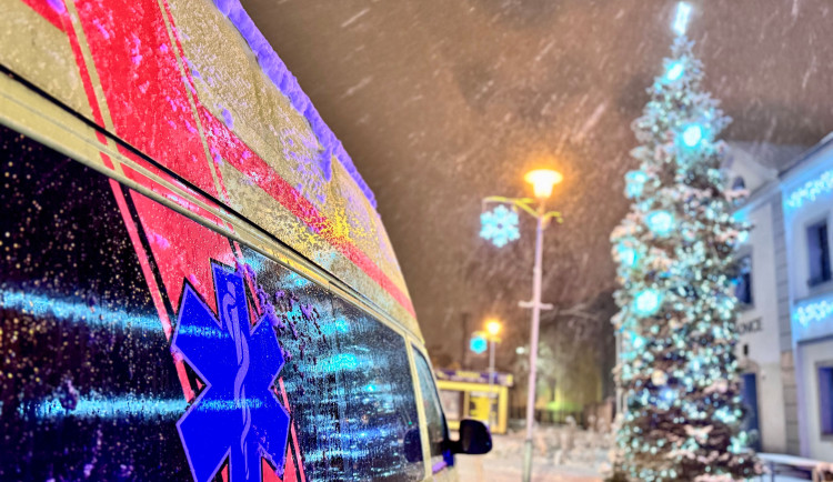 Záchranáři měli přes Vánoce plné ruce práce. Na vině jsou lyže, brusle i boby