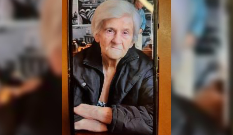 Seniorka trpící demencí zmizela z bytu v Nuslích, rodina se o ni bojí