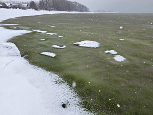 Led na Lipně se zabarvil do smaragdu. Vědci popsali vzácný zimní úkaz