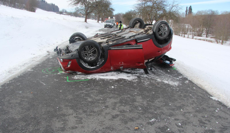 Silný mráz komplikuje i dopravu. Policie řešila několik něhod