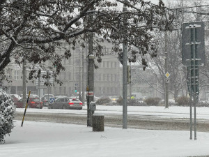 Husté sněžení komplikuje dopravu po celém kraji, policisté řeší přes 20 nehod