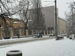 Husté sněžení komplikuje dopravu po celém kraji, policisté řeší přes 20 nehod