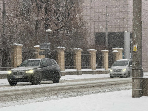 Husté sněžení komplikuje dopravu po celém kraji, policisté řeší přes 20 nehod