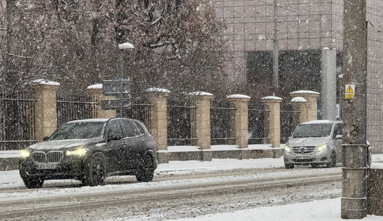 Sníh i dnes v Praze místy komplikoval dopravu, zpoždění mají některé autobusy