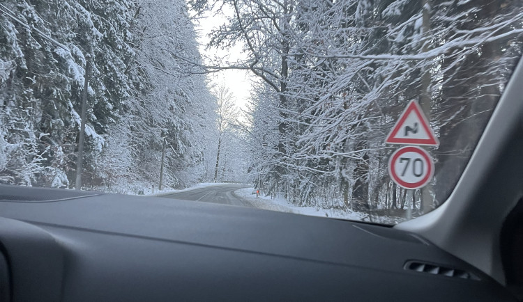 Silnice na jihu Moravy jsou sjízdné jen se zvýšenou opatrností, na D55 hrozí námraza