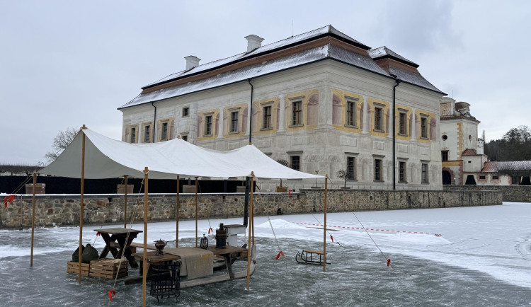 Neobvyklé kluziště boduje. Vodní příkop u Kratochvíle láká davy bruslařů