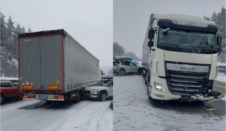 Řidič náklaďáku na zasněžené D1 nestačil zpomalit a narazil do auta před sebou