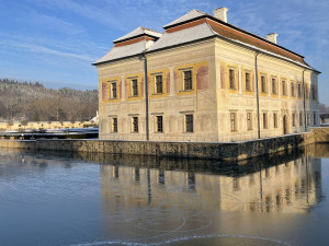 Neobvyklé kluziště boduje. Vodní příkop u Kratochvíle láká davy bruslařů