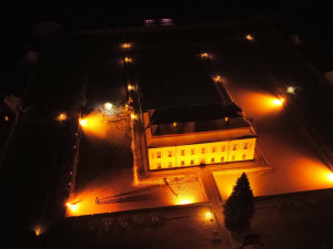 Neobvyklé kluziště boduje. Vodní příkop u Kratochvíle láká davy bruslařů