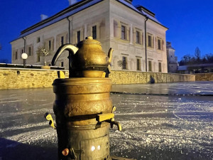 Neobvyklé kluziště boduje. Vodní příkop u Kratochvíle láká davy bruslařů
