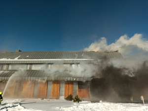 Devět cisteren a hasiči ze dvou krajů. Na Prachaticku hoří rodinný dům