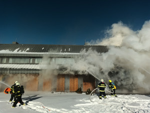 Devět cisteren a hasiči ze dvou krajů. Na Prachaticku hoří rodinný dům