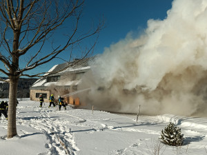 Devět cisteren a hasiči ze dvou krajů. Na Prachaticku hoří rodinný dům