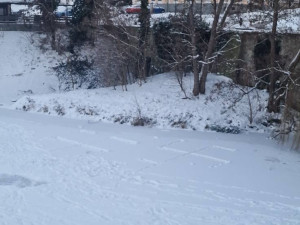 Hákové kříže na zamrzlé řece pobouřily Písek, případem se zabývá i policie