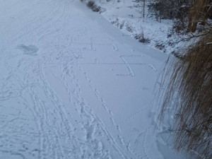 Hákové kříže na zamrzlé řece pobouřily Písek, případem se zabývá i policie